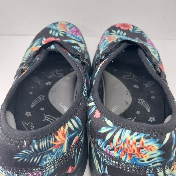 Bzees Tempo Womens size 9.5 M Tropical Floral Mary Jane Slip on Fabric Sneakers - Picture 6 of 14